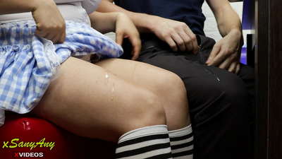 गृहपाठ-xsanyAny वर वर्गमित्राला धक्का मारणारी तरुण शाळकरी मुलगी